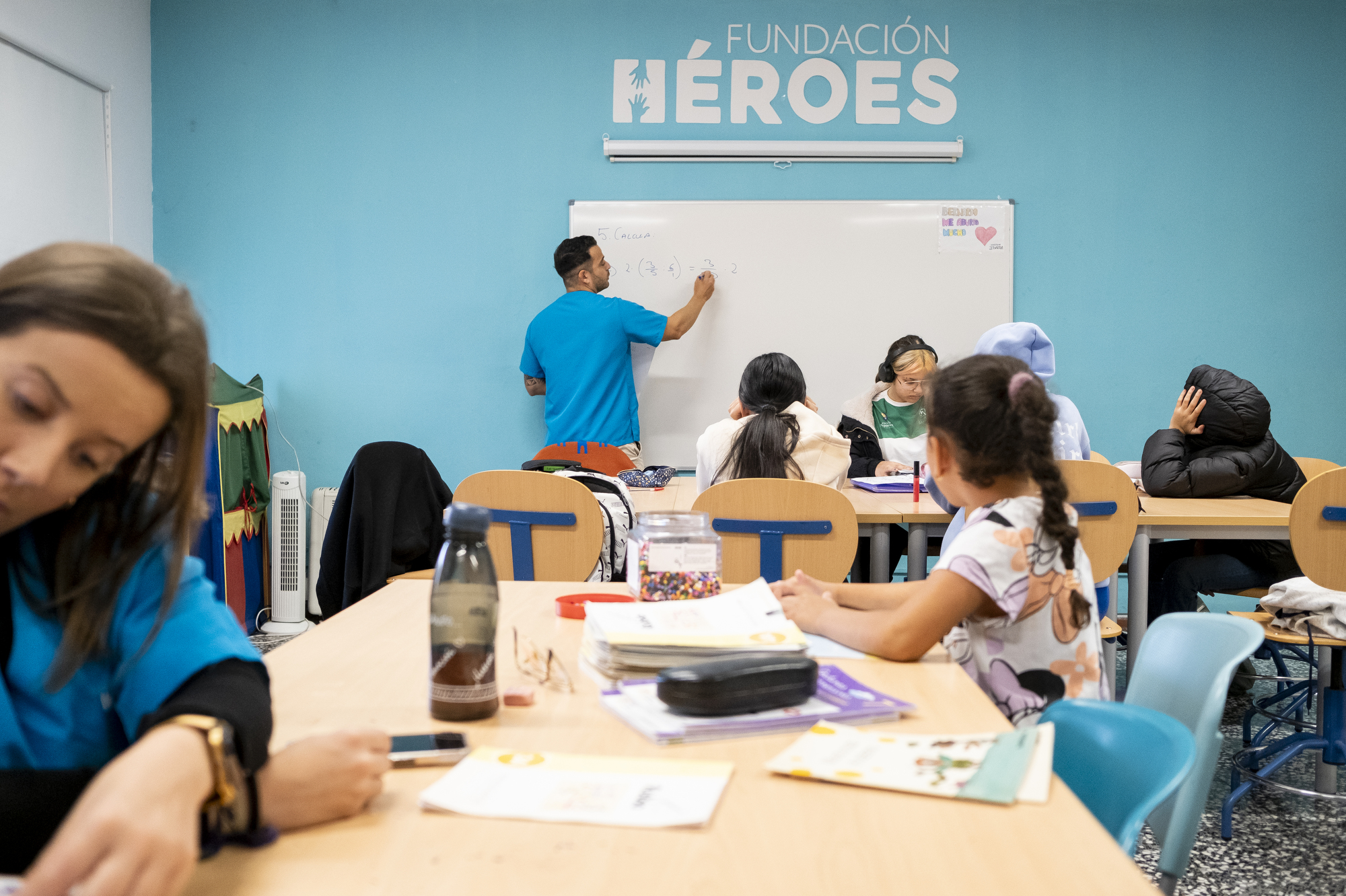 Profesor dando clases en fundación héroes